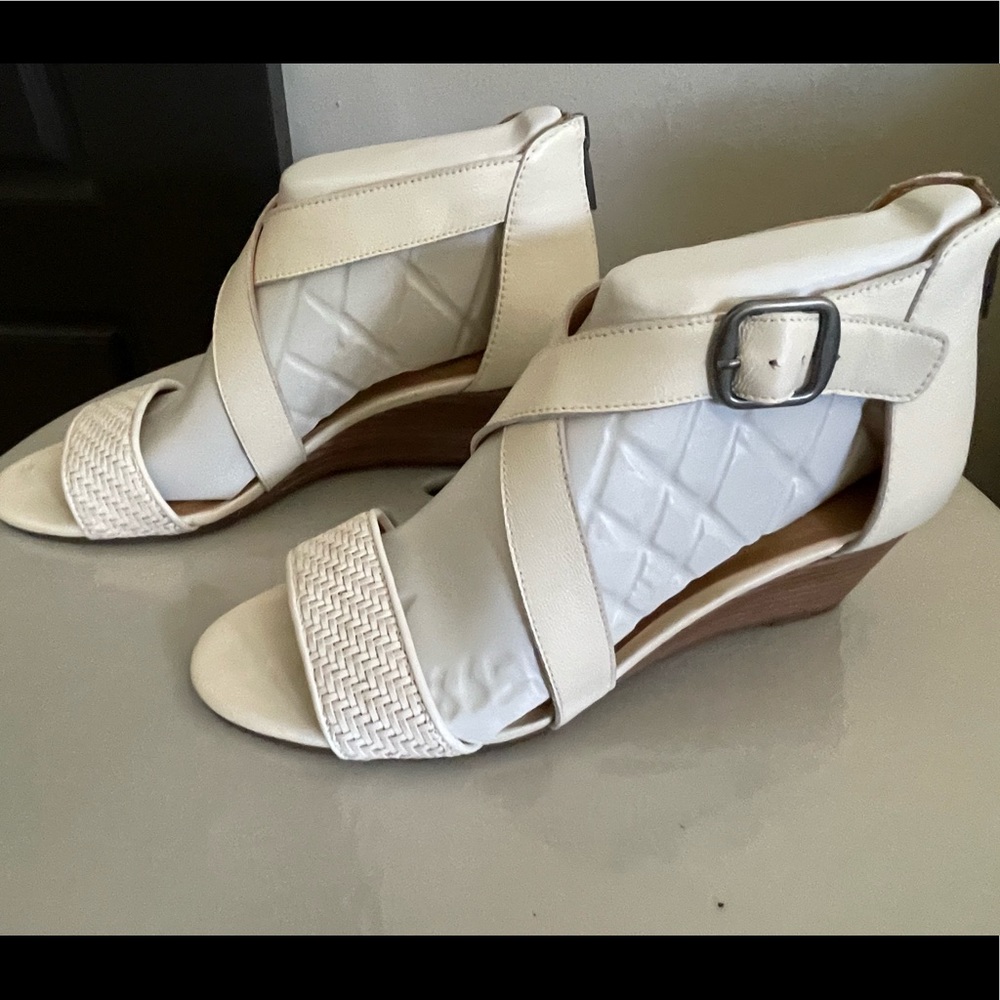 Lucky Brand Wedge Sandals in Milk Whoye